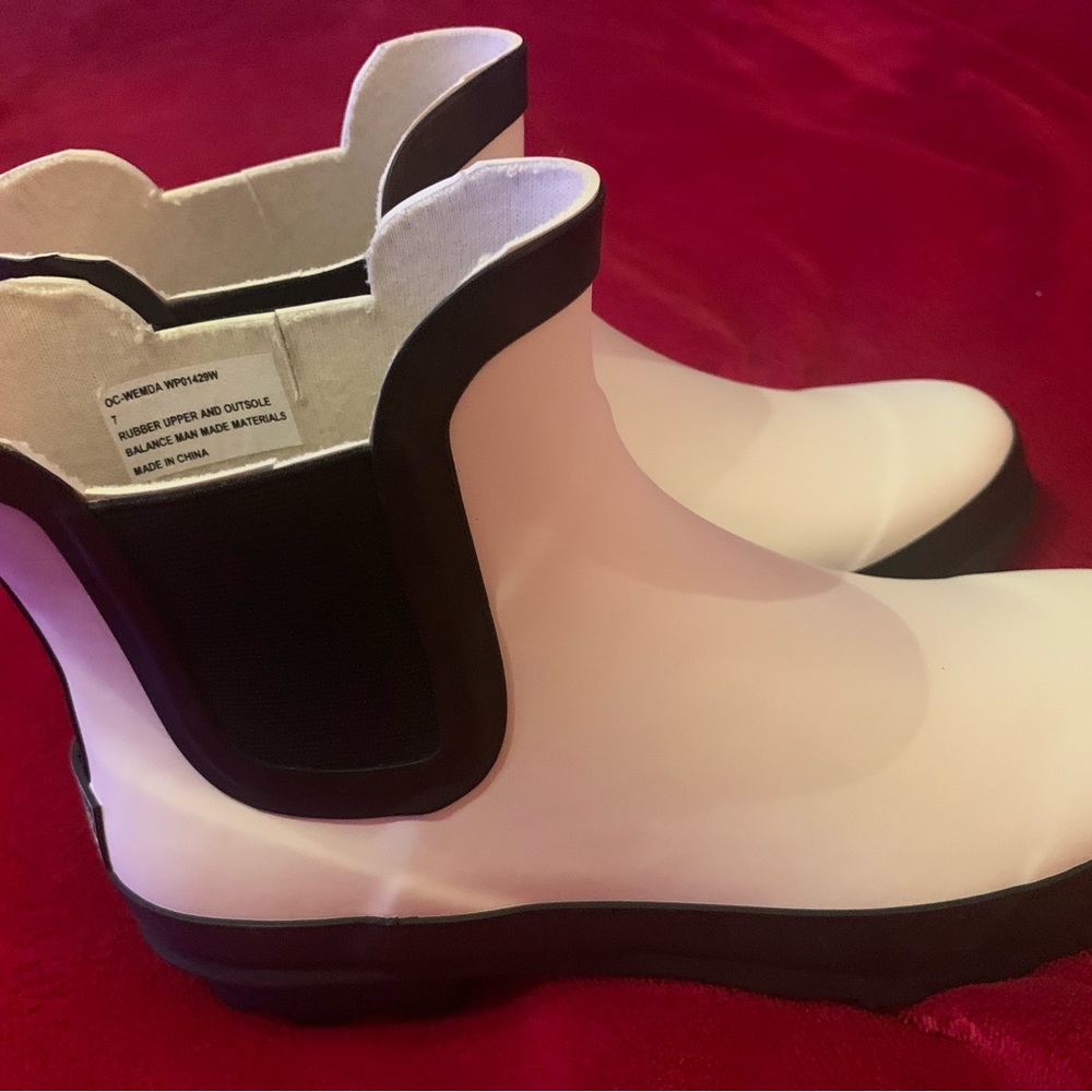 Rain/ Winter Boots sz 7  NEW